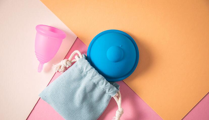 Eine Menstruationsdisc ist eine flachere Variante der Menstruationstasse. Eine Menstruationsdisc ist eine flachere Variante der Menstruationstasse.