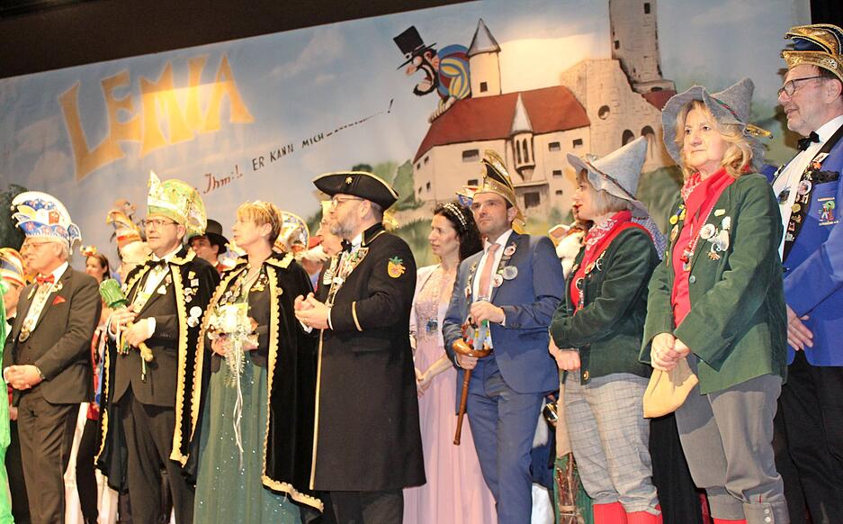 Eine Vielfalt an Schlachtrufen von anderen Fastnacht-Gesellschaften im Narrenring Main Neckar erklangen beim Empfang der auswärtigen Abordnungen.
