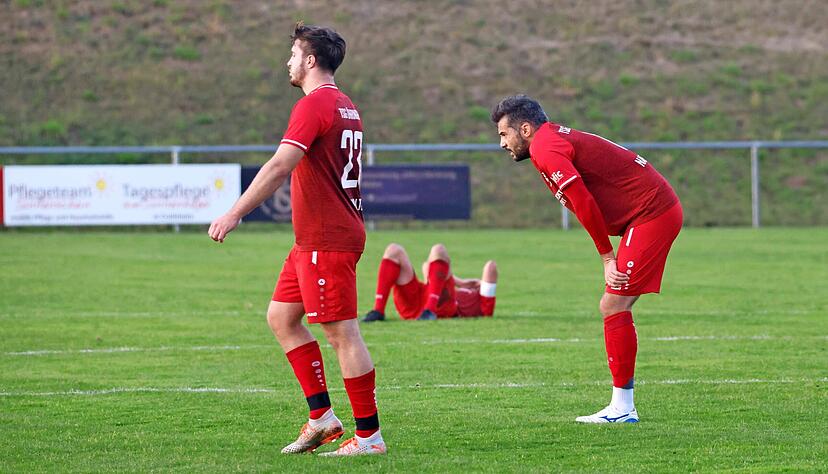 Enttäuschung pur herrschte bei Spielertrainer Andrey Nagumanov (rechts) und den Öhringern nach dem 1:2 in Satteldorf.
Foto Marc Schmerbeck Enttäuschung pur herrschte bei Spielertrainer Andrey Nagumanov (rechts) und den Öhringern nach dem 1:2 in Satteldorf.
Foto Marc Schmerbeck
