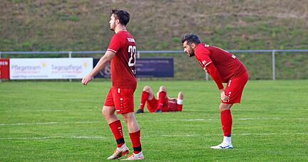 Enttäuschung pur herrschte bei Spielertrainer Andrey Nagumanov (rechts) und den Öhringern nach dem 1:2 in Satteldorf.
Foto Marc Schmerbeck
