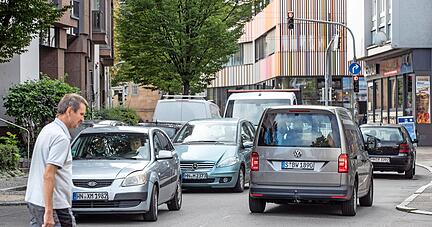 Der starke Durchgangsverkehr stellt nach wie vor ein gro&szlig;es Problem in der Gerberstra&szlig;e dar. Die Linken wollen, dass Autos drau&szlig;en bleiben.
Foto: Archiv/Veigel