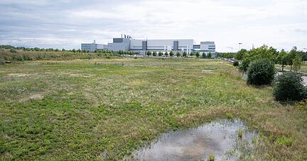 Geplanter Standort im Dresdner Norden, im Hintergrund ist die Halbleiterfabrik von Bosch zu sehen.