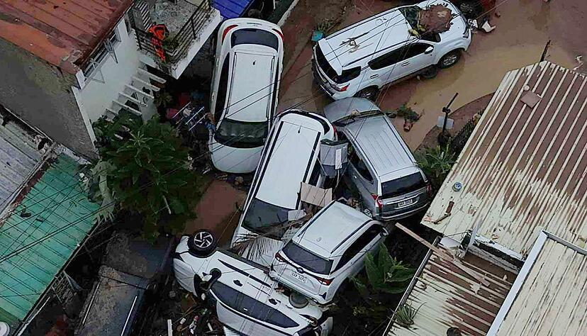 Der Taifun hatte mit heftigen Böen und starkem Regen gewütet. Der Taifun hatte mit heftigen Böen und starkem Regen gewütet.