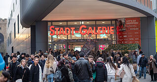 In der Heilbronner Innenstadt herrscht am vierten Adventswochenende gro&szlig;er Andrang &ndash; in den Gesch&auml;ften und auf dem Weihnachtsmarkt.