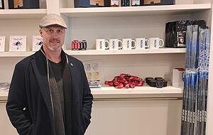 Falken-Cheftrainer Jason Morgan bedauert, dass seine Schiebermütze noch nicht im Falken-Fanshop erhältlich ist.