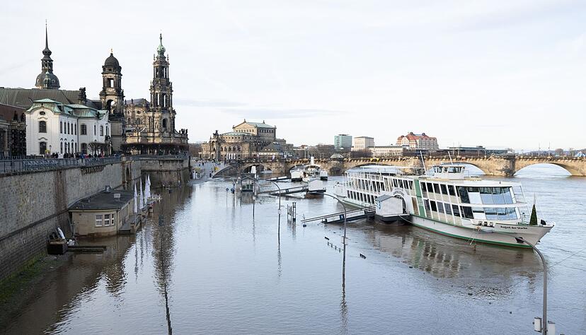 An der Elbe in Dresden entspannt sich die Hochwasserlage ein wenig.