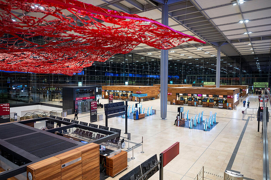 Die Eingangshalle am Flughafen Berlin Brandenburg BER ist menschenleer weil alle Flüge gestrichen sind. Die Eingangshalle am Flughafen Berlin Brandenburg BER ist menschenleer weil alle Flüge gestrichen sind.