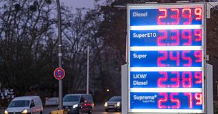 Autos fahren in Berlin an der Anzeige einer Tankstelle vorbei, auf der Treibstoffpreise angezeigt werden.