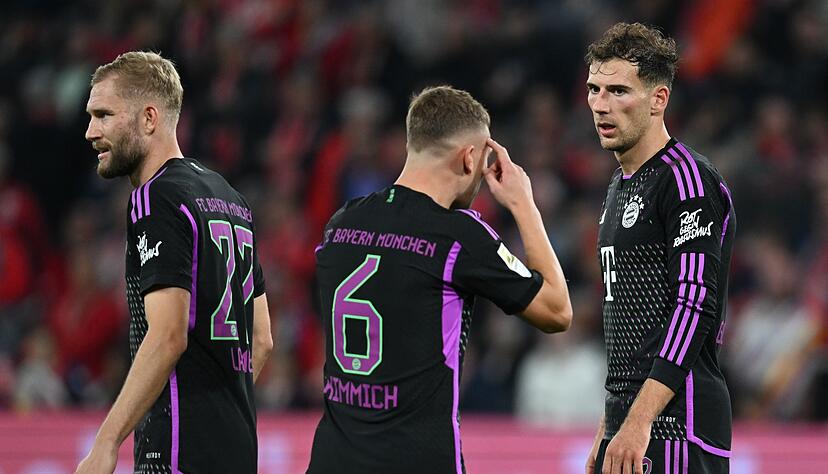 Torschütze Leon Goretzka (r) im Austausch mit Joshua Kimmich (M) und Konrad Laimer. Torschütze Leon Goretzka (r) im Austausch mit Joshua Kimmich (M) und Konrad Laimer.