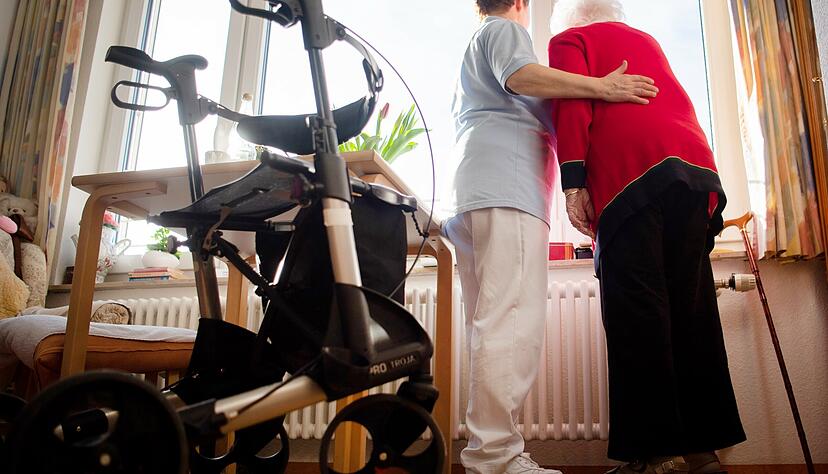 Würdige Pflege im Alter - sie zu realisieren, ist eine der größten gesellschaftspolitischen Aufgaben. Foto: dpa