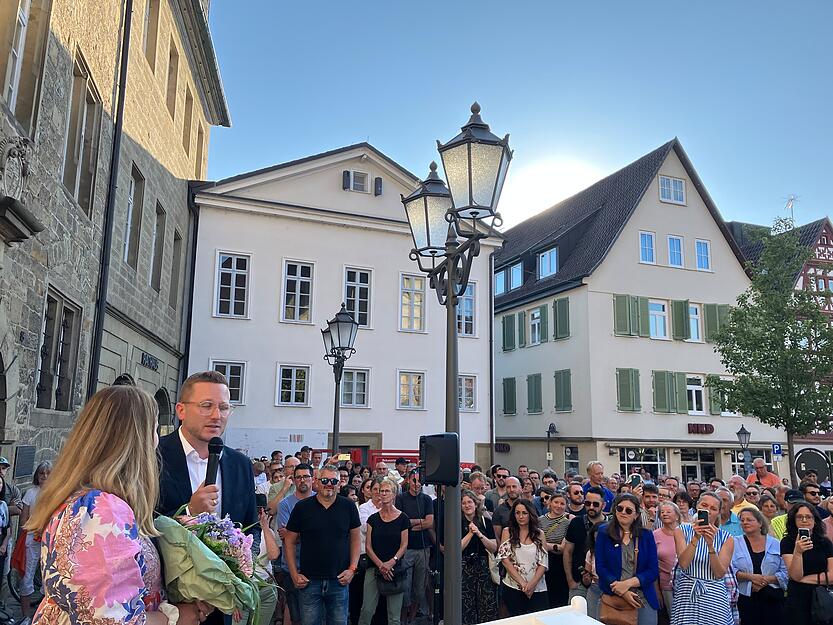 Patrick Wegener hält nach der siegreichen Wahl eine Rede auf dem Öhringer Marktplatz.
