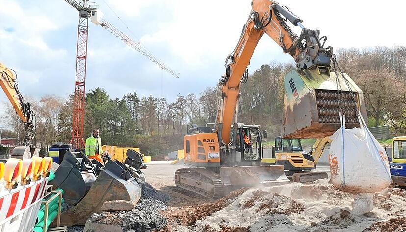 Bauarbeiten für den neuen Norma-Markt in Ittlingen. Aus der Bigbag lässt der Baggerfahrer Kalk, mit dem der Boden befestigt wird, rieseln.
Foto: Helmut Pitz Bauarbeiten für den neuen Norma-Markt in Ittlingen. Aus der Bigbag lässt der Baggerfahrer Kalk, mit dem der Boden befestigt wird, rieseln.
Foto: Helmut Pitz