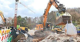 Bauarbeiten f&uuml;r den neuen Norma-Markt in Ittlingen. Aus der Bigbag l&auml;sst der Baggerfahrer Kalk, mit dem der Boden befestigt wird, rieseln.
Foto: Helmut Pitz