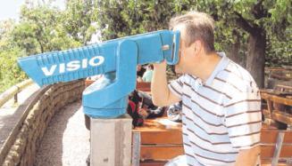 Der Ausblick ist fantastisch. Ein Fernrohr bringt die Natur noch n&auml;her.