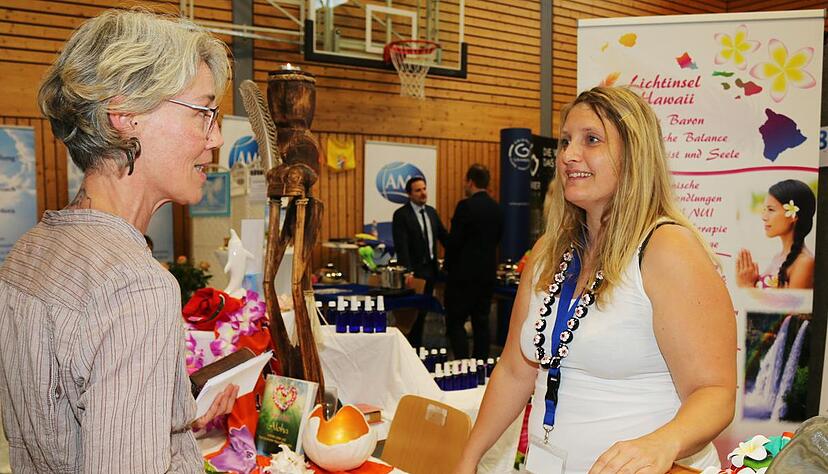 Intensive Gespräche wie am Stand von "Lichtinsel Hawaii" zwischen Nancy Baron (rechts) und einer Kundin aus Bad Wimpfen ermöglichte die Friedrichshaller Gesundheitsmesse.
Foto: Ute Plückthun