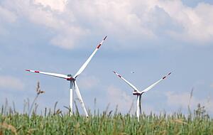 Nach einer Genehmigungsflaute werden nun wieder Windkraftanlagen gebaut. Diese zwei stehen auf Gemarkung Langenburg. Ludwig/Archiv