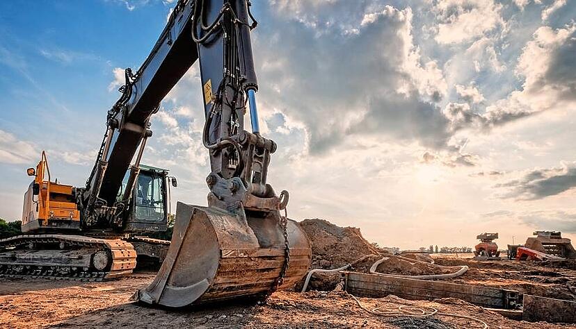 Noch werden Kabelgräben durch Baumaschinen mit Dieselmotor angelegt. Netze-BW erprobt jetzt eine batteriebetriebene Baustelle.
Foto: Superingo/stock.adobe.com Noch werden Kabelgräben durch Baumaschinen mit Dieselmotor angelegt. Netze-BW erprobt jetzt eine batteriebetriebene Baustelle.
Foto: Superingo/stock.adobe.com