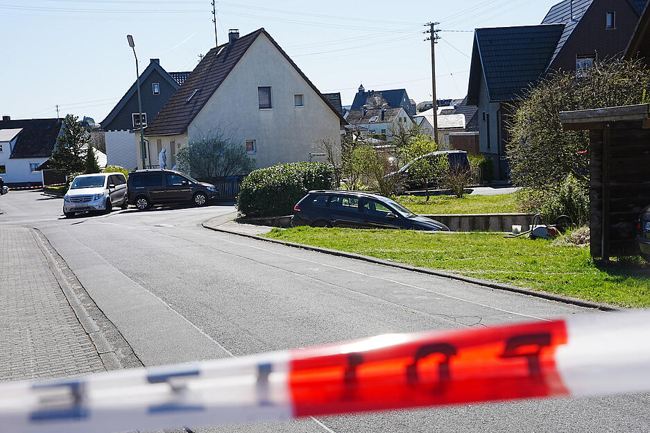 Eine Straße rings um einen Tatort ist abgesperrt. Eine Straße rings um einen Tatort ist abgesperrt.