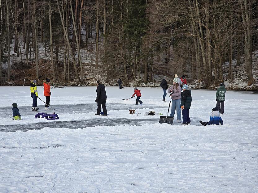 In den kommenden Tagen soll es frostig bleiben. Das Wetter d&uuml;rfte weitere Besucher an den zugefrorenen Finsterroter See locken.