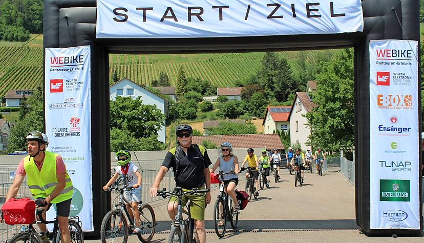 Nach der Zieleinfahrt bei Temperaturen von knapp 30 Grad Celsius stand für die meisten Teilnehmer erst einmal Abkühlen an. Nach der Zieleinfahrt bei Temperaturen von knapp 30 Grad Celsius stand für die meisten Teilnehmer erst einmal Abkühlen an.