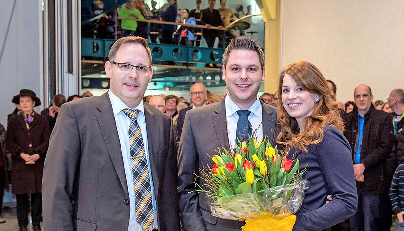 Bürgermeister Joachim Weller (links) gratuliert Andreas Vierling und dessen Lebensgefährtin Hannah Zerf. Der 28-Jährige wird ab Mai als Bürgermeister die Geschäfte in Untergruppenbach führen.
Foto: Mario Berger Bürgermeister Joachim Weller (links) gratuliert Andreas Vierling und dessen Lebensgefährtin Hannah Zerf. Der 28-Jährige wird ab Mai als Bürgermeister die Geschäfte in Untergruppenbach führen.
Foto: Mario Berger