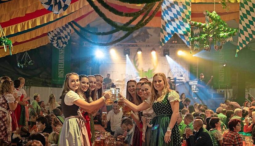 Seit einigen Jahren verwandeln sich die Wertwiesen in Künzelsau im Oktober zu einem Platz für Volksfestliebhaber. Seit einigen Jahren verwandeln sich die Wertwiesen in Künzelsau im Oktober zu einem Platz für Volksfestliebhaber.