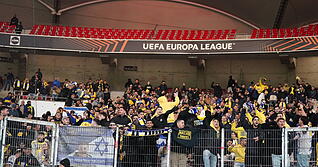 In der MHP-Arena sind einige freie Pl&auml;tze zu sehen. Unter anderem fehlen gro&szlig;e Teile der organisierten Fanszene beider Clubs.
