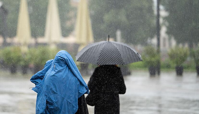 Die Menschen im Südwesten müssen auf Sonne und Freibadwetter erstmal warten. Die Menschen im Südwesten müssen auf Sonne und Freibadwetter erstmal warten.