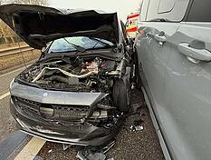 Am Dienstag musste die Heilbronner Feuerwehr anr&uuml;cken, um den Fahrer eines Unfallwagens zu befreien. Die beiden Autos waren auf der Neckartalstra&szlig;e zusammengesto&szlig;en.