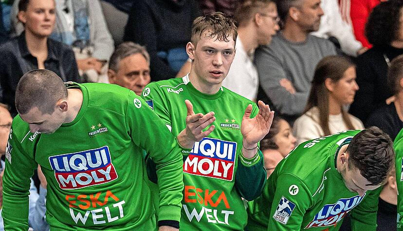 Julian Buchele (Mitte), hier noch im Trikot von FrischAuf G&ouml;ppingen, m&ouml;chte mit der DHB-Auswahl mindestens ins Halbfinale der U 19-WM.