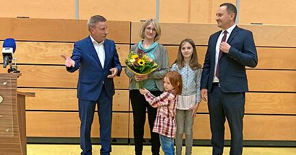 Ulrich Fischer (links), amtierender Bürgermeister in Sulzfeld, gratuliert dem Wahlsieger Simon Bolg. Mit im Bild: Bolgs Ehefrau Jessica und die Töchter Lena und Leonie.
Fotos: Jörg Kühl