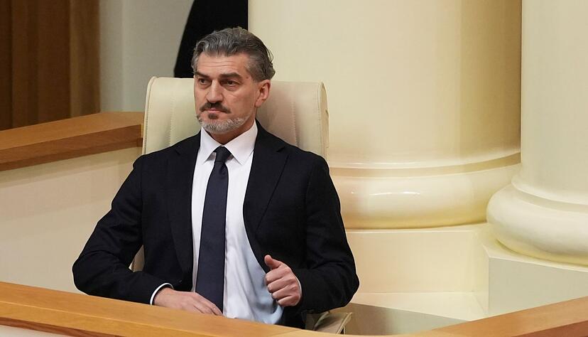 Georgien hat mit dem Ex-Fußballer Michail Kawelaschwili trotz Straßenprotesten einen neuen Präsidenten. Georgien hat mit dem Ex-Fußballer Michail Kawelaschwili trotz Straßenprotesten einen neuen Präsidenten.