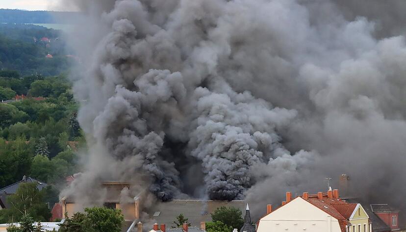 Dichte Rauchwolken waren weithin sichtbar, die Bev&ouml;lkerung wurde gewarnt.