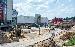 Unter dem bisherigen Parkdeck von XXXLutz Bierstorfer entlang der Saarlandstra&szlig;e entsteht eine Tiefgarage. Die Zahl der Stellpl&auml;tze verdoppelt sich auf 630.