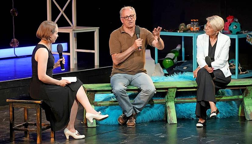 Kinder- und Jugendtheater? Eine Investition in die Zukunft. Nicole Buhr (links) im Gespräch mit Axel Vornam und Kulturbürgermeisterin Agnes Christner. Kinder- und Jugendtheater? Eine Investition in die Zukunft. Nicole Buhr (links) im Gespräch mit Axel Vornam und Kulturbürgermeisterin Agnes Christner.