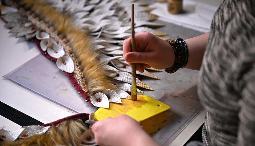Mit Pinsel und goldener Farbe bemalt Toni ihr Kost&uuml;m.