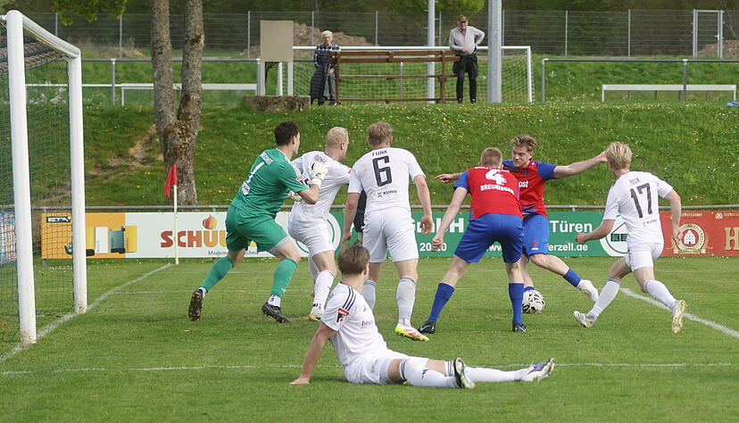 Jonas Limbach drischt den Ball unter die Latte