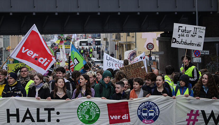 Demonstrierende halten Banner, Schilder und Fahnen hoch. Am Freitag findet ein bundesweiter ÖPNV-Warnstreik von Verdi in Kooperation mit Fridays for Future unter der Motto #Wirfahrenzusammen statt.