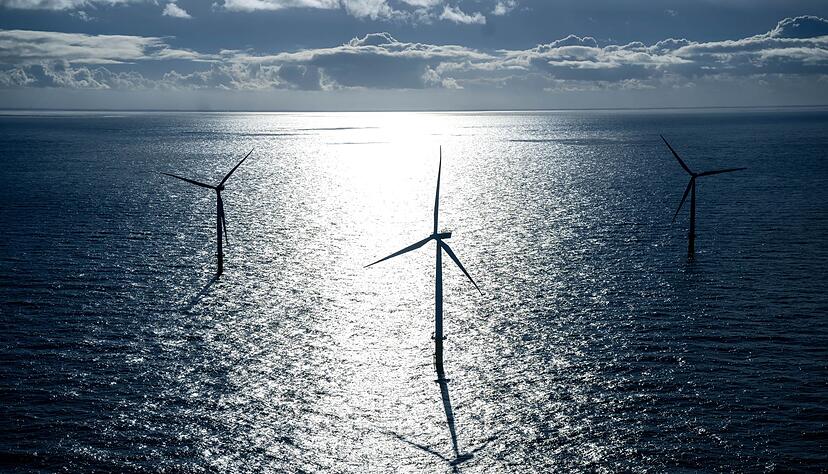Windkraftanlagen stehen in der Nordsee. (Illustration)