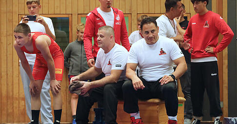 Red-Devils-Trainer Halil Meral (vorne rechts) war auch schon für den VfL Obereisesheim aktiv, und Andrei Puscas (vorne Mitte) stand 2013 in beiden Derbys für die Heilbronner auf der Matte. Sein Sohn Samuel (links) war damals zwei Jahre alt.