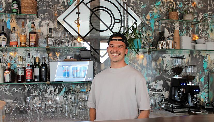 Seit Juli hat "Piets Café & Bar" geöffnet. Luca Peter ist seitdem von Dienstag bis Samstag für die Gäste ansprechbar.
Foto: Elfi Hofmann Seit Juli hat "Piets Café & Bar" geöffnet. Luca Peter ist seitdem von Dienstag bis Samstag für die Gäste ansprechbar.
Foto: Elfi Hofmann