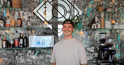 Seit Juli hat "Piets Caf&eacute; & Bar" ge&ouml;ffnet. Luca Peter ist seitdem von Dienstag bis Samstag f&uuml;r die G&auml;ste ansprechbar.
Foto: Elfi Hofmann