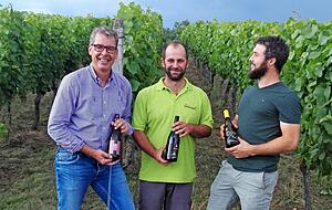 Vordenker Claus Burmeister, Chef der Güter Burg Ravenburg und Heitlinger, zieht Jungwinzer wie Jochen Grahm und Adrian Zimmer (von links) mit. Vordenker Claus Burmeister, Chef der Güter Burg Ravenburg und Heitlinger, zieht Jungwinzer wie Jochen Grahm und Adrian Zimmer (von links) mit.