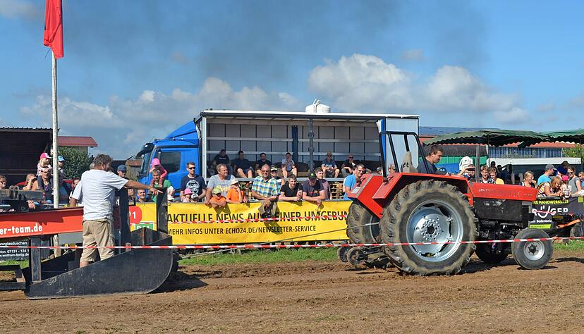 Balastierung, Reifenprofil, Reifendruck &minus; Trecker-Treck fahren ist eine kleine Wissenschaft f&uuml;r sich, doch f&uuml;r die Zuschauer ist es einfach Spa&szlig;.