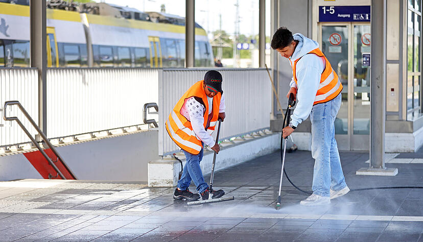 Nur das kleine Putzprogramm in Heilbronn: Der Hauptbahnhof wurde k&uuml;rzlich von zwei Mitarbeitern mit einem Hochdruckreiniger ges&auml;ubert.