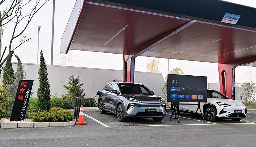 In Eigenregie: Hersteller wie BYD bauen werkseigene Ladestationen auf. In Eigenregie: Hersteller wie BYD bauen werkseigene Ladestationen auf.