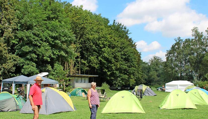 Eine Idylle mit viel Platz neben dem Freibad: Bei Claudia und Berthold Oßner, die Bad und Campingplatz auf Sauberkeit kontrollieren, ist die Anlage in guten Händen.Foto: privat