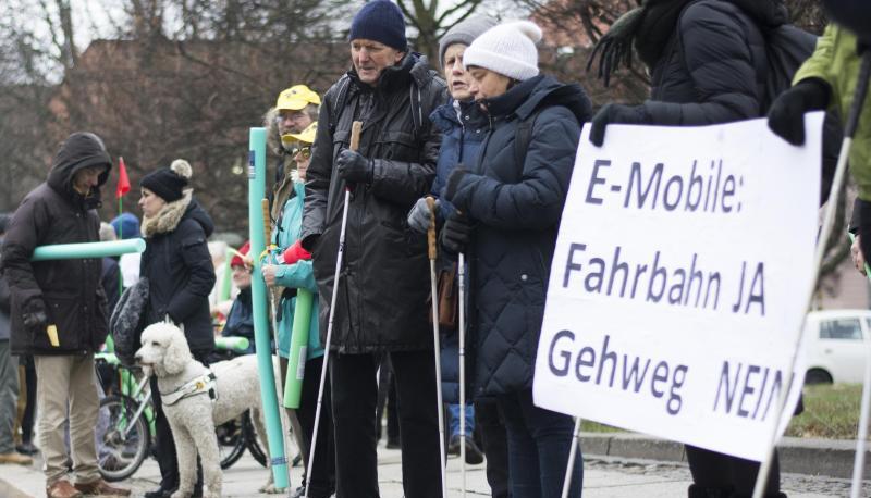Gegner der E-Tretroller formulieren vor dem Bundesverkehrsministerium ihre Forderungen: «Fahrbahn Ja, Gehweg Nein».