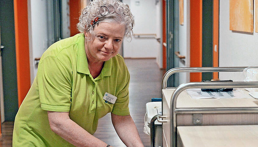Johanna John arbeitet seit 28 Jahren als Pflegefachkraft im Dr. Carl-Möricke-Stift in Neuenstadt. Von Toilettengängen bis zum Umlagern: Sie kümmert sich darum, damit die Bewohner nachts versorgt werden.