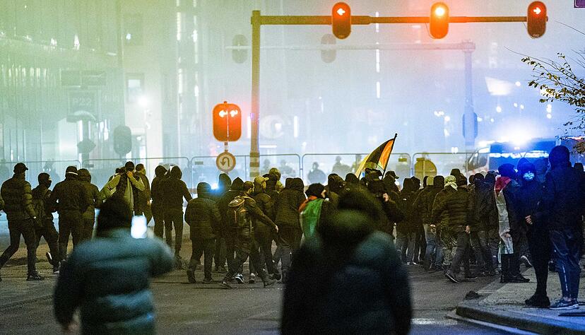 Demonstranten bei einer pro-palästinensischen Demonstration während des Spiels Ajax - Maccabi Tel-Aviv am Anton de Komplein. Demonstranten bei einer pro-palästinensischen Demonstration während des Spiels Ajax - Maccabi Tel-Aviv am Anton de Komplein.
